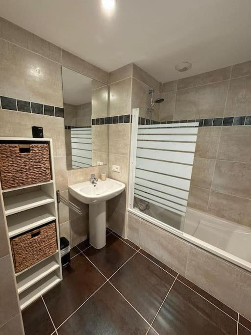 Saint-Raphaël Suberbe Appartement Climatise Avec Terrasse מראה חיצוני תמונה